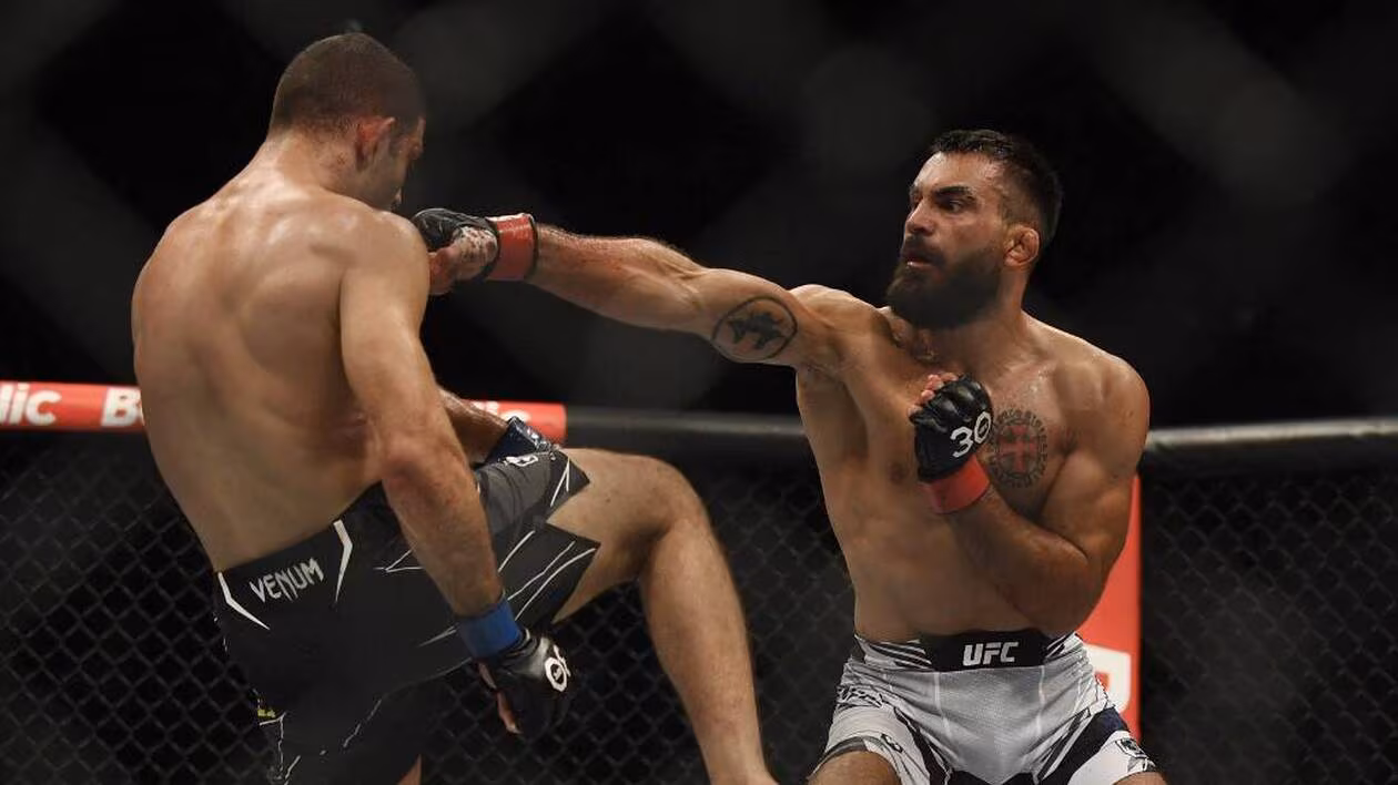 Combattant de MMA en position de garde dans la cage